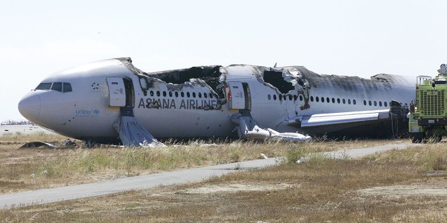 Trosky trupu letounu B777-200ER letu OZ 214 společnosti Aisiana Airlines po nehodě na San Francisco International Airport. Zdroj: Wikimedia 