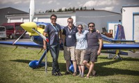 Piloti a také manželé Emily a Mike Collett (uprostřed). Ve světě akrobacie jsou tak trochu raritou. Foto: Miloš Novák Piloti a také manželé Emily a Mike Collett (uprostřed). Ve světě akrobacie jsou tak trochu raritou. Foto: Miloš Novák