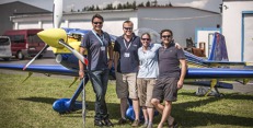 Piloti a také manželé Emily a Mike Collett (uprostřed). Ve světě akrobacie jsou tak trochu raritou. Foto: Miloš Novák Piloti a také manželé Emily a Mike Collett (uprostřed). Ve světě akrobacie jsou tak trochu raritou. Foto: Miloš Novák