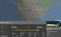 Let BOE004, při němž piloti Boeingu vytvořili na mapě USA siluetu B787-8. Po kliknutí si můžete přehrát záznam letu. Zdroj: FlightRadar24.com Let BOE004, při němž piloti Boeingu vytvořili na mapě USA siluetu B787-8. Po kliknutí si můžete přehrát záznam letu. Zdroj: FlightRadar24.com