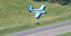 Pilot tohoto stroje Beechcraft Bonanza BE35 přistál nouzově u hlavní silnice. Foto: fox5atlanta.com Pilot tohoto stroje Beechcraft Bonanza BE35 přistál nouzově u hlavní silnice. Foto: fox5atlanta.com