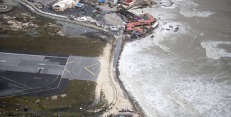 Světově asi nejznámější přistávací a vzletová dráha na karibském Letišti princezny Juliany na ostrově Saint Martin (Sint Maarten) osiřela. Letiště stejně jako celý ostrov zpustošil hurikán Irma. Zdroj: Twitter Světově asi nejznámější přistávací a vzletová dráha na karibském Letišti princezny Juliany na ostrově Saint Martin (Sint Maarten) osiřela. Letiště stejně jako celý ostrov zpustošil hurikán Irma. Zdroj: Twitter