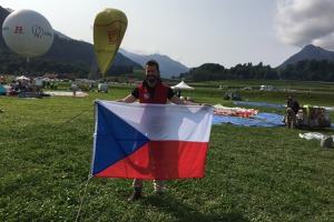 Prostranství před Château de Gruyères. Aleš s českou vlajkou před místem, kde zanedlouho bude k nebi čnít balón českého týmu. Zdroj: @DvaFousaci