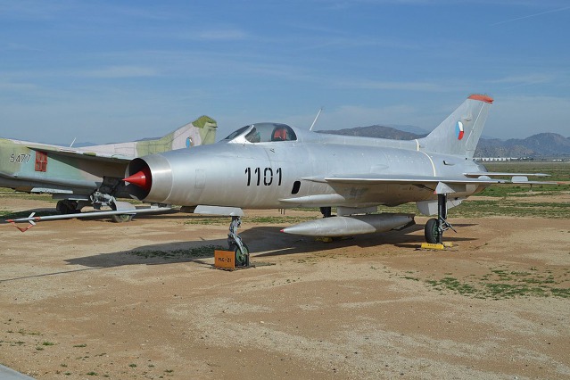 MiG-21F-13 s českou v kalifornském leteckém muzeu March Field Museum v Riverside. Foto: Alan Wilson, zdroj: Wikimedia Commons