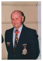 Gen. Vladimír Nedvěd jako čerstvý nositel Řádu Bílého lva, Praha 1991. Foto: Jaroslav Novák, Archiv Josefa Říhy. 