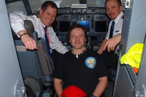 Děkujeme, kolegové! S posádkou 737 Travel Service v pilotní kabině Pytlák osobně.
