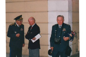 Plk. Novák se svým nezbytným Bobbym, s ním na snímku z roku 1991 v Praze také gen. Nedvěd a gen. Hartman.