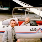 Alexandr Kubovec v kokpitu, František Bartoň před letadlem.