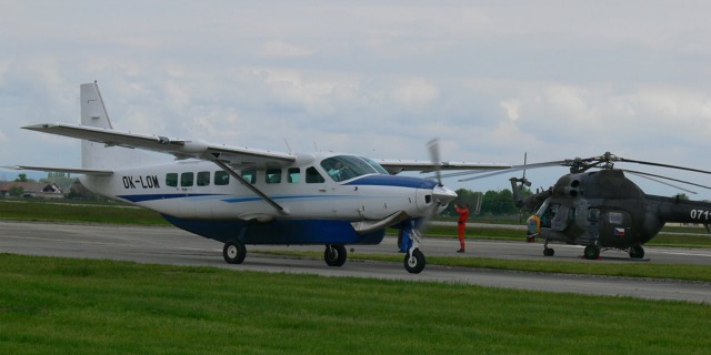 Cessna Caravan a Mi-2. Foto: Michal Beran