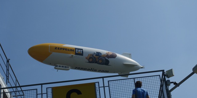Zeppelin NT přistává na letňanskému letišti. Foto: Miloš Dermišek