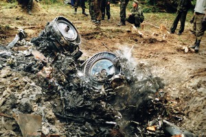 Fotografie z místa nehody 19. května 1998. Trosky motoru Tumanskij R27F2M. Zdroj: Letecká badatelna 