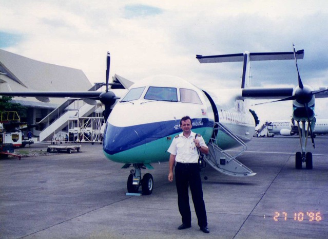 Miroslav Srnec před Dash 8 v Malajsii. Foto: Archiv M. Srnce