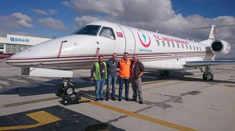 Společná fotografie s piloty a techniky po vyřešení závady na letounu Embraer Legacy 600 v sanitní verzi turecké vlády (2016 Ankara,Turecko).