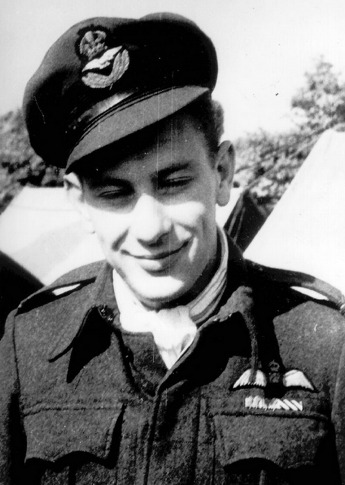 Ppor.let. Otto Smik nejúspěšnější čs. stíhač na Spitfirech. Padl 28. listopadu 1944.