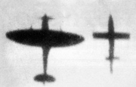Spitfire se chystá zničit střelu V-1.