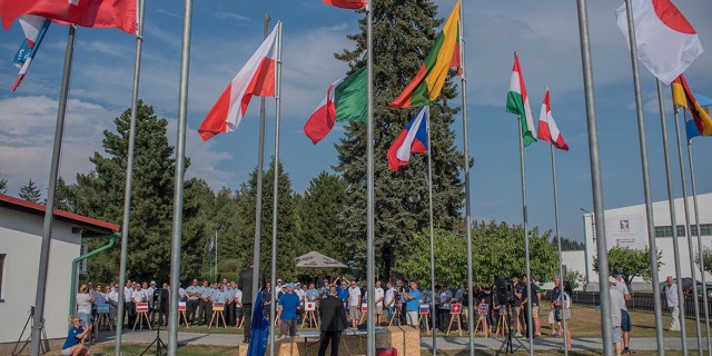 Slavnostní zahájení světového šampionátu v akrobacii na kluzácích na zbraslavickém letišti. Zdroj: www.wgac2018.cz
