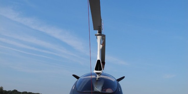 Vírník Gyromotion Cavalon z čelního pohledu se zafixovaným rotorem, tedy připraven pro jízdu na pozemní komunikaci.