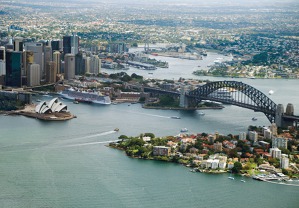 Střed Sydney, New South Wales, Austrálie.  Přeletět a nafotit přístav a centrum Sydney byl jeden z mých nejsložitějších pilotních zážitků. Dodržování přesné výšky a polohy, správného obrazce letu a intenzivní komunikace s věží Sydney International spolu s vyhledáváním dobrých záběrů, ostřením a focením vyžaduje opravdu plnou pozornost. 