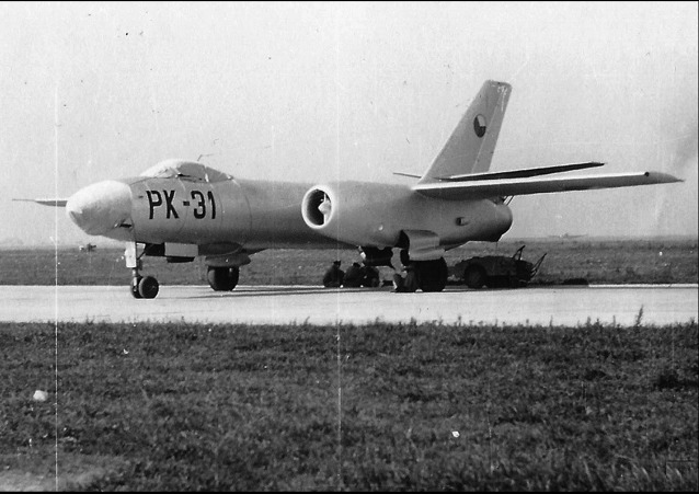 Letouny Il-28 s kódovým označením PK-XX patřily 2. letce 29. bombardovacího leteckého pluku. Později se místo útvarového označení ze dvou písmen a dvojciferného čísla na přídí začalo používat čtyřciferné číslo na zádi vzniklé zpravidla „odtržením“ čtyř posledních číslic z výrobního čísla letounu. Stroj na fotografii má zaplachtován překryt kabiny pilota i prosklenou příď stanoviště navigátora/bombometčíka.