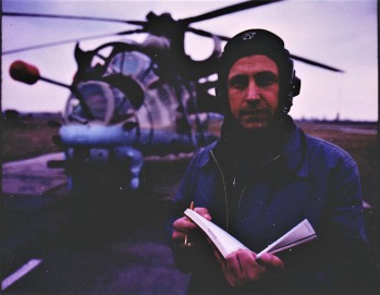 J. Macura před svým vrtulníkem Mi-24. Foto: Archiv J. Macury