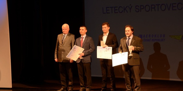 Jaroslav Tomaňa (třetí zleva), 3. místo na mistrovství světa v plachtění ve volné třídě. Foto: Kamil Večeřa