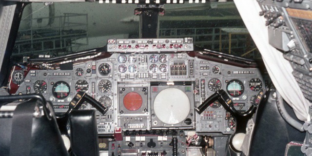 Pilotní kabina prvního prototypu Concorde po doplnění dalšími přístroji. Zdroj: Archiv Lubora Obendraufa
