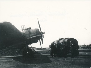 Tankování Beaufighteru přezdívaného Tomášek. Foto: Archiv rodiny Šerhantových