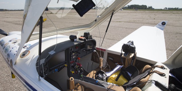 Pohled do kabiny expedičního Dynamicu Flying Revue. Vše kromě pilota je na svém místě. 