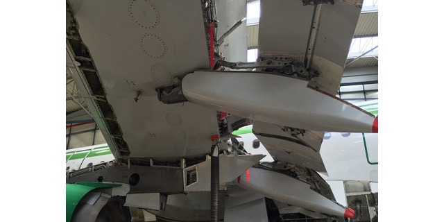 Takto vypadá křídlo dopravního letadla během údržby. Zdroj: CSAT