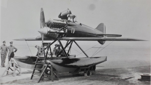  Závodní letoun Macchi M.52 s odkrytovaným motorem