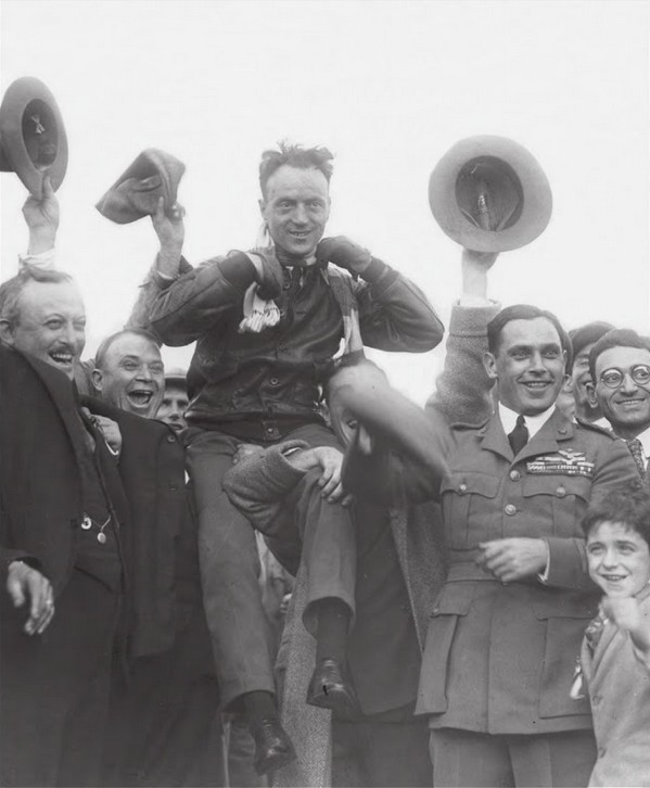 Italský tým slaví vítězství de Bernardiho po závodě v roce 1926