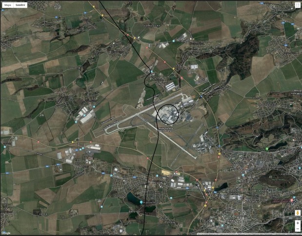 Zde je vidět aktuální dráha našeho letu podle záznamu GPS i s „třistašedesátkou“ kolem řídící věže