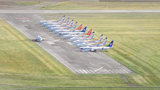 Letadla zaparkovaná na nepoužívané dráze 04/22 - foto Tomáš Vocelka
