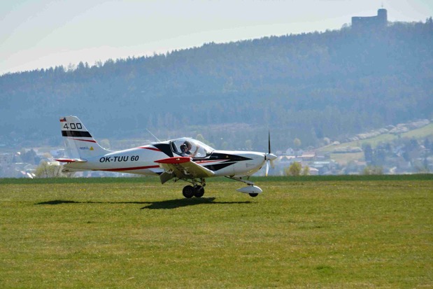 Petr Dvořák na finále dráhy 26 na LKPL, s letadlem Skyleader 400, s imatrikulací OK-TUU 60.