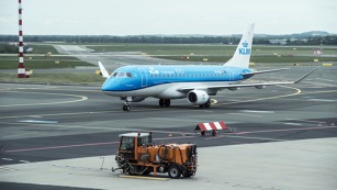 Letadlo KLM z Amsterdamu pojíždí k Terminálu 2