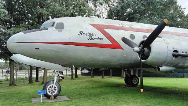 Douglas C-54E s imatrikulací N88887, pojmenovaný “Rosinen Bomber” a typickým původním zbarvením