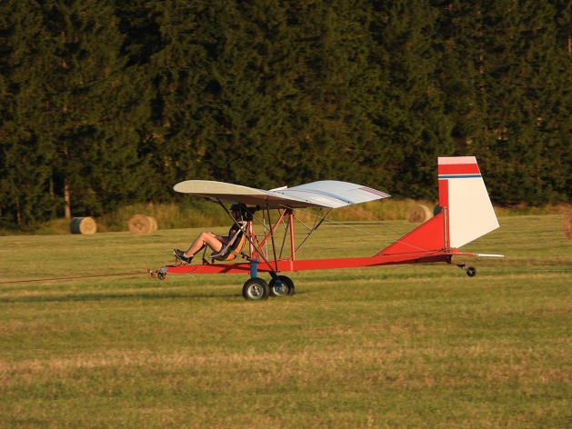 Káně Hugo, line-up to runway 08 and roll-off