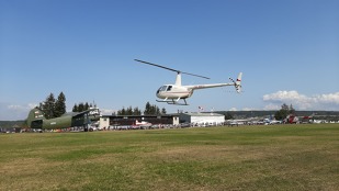 Svojí show předvedl i Robinson R44, létající pod imatrikulací OK-MED