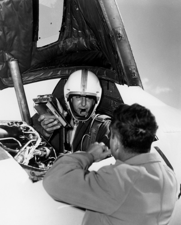 Scott Crossfield v kabině D-558-2 20.11.1953 (Foto NASA)