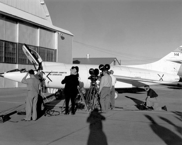 Scott Crossfield dává rozhovor před Skyrocketem po svém rekordním letu (Foto NASA)