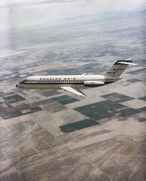 Douglas DC-9 N9DC v letu. Foto: archiv Douglas Aircraft Corporation 
