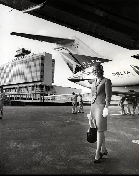 Carol Marie Koberleinová u Douglasu DC-9, N3304L po přistání v Atlantě. Foto: Atlanta Journal-Consitution 