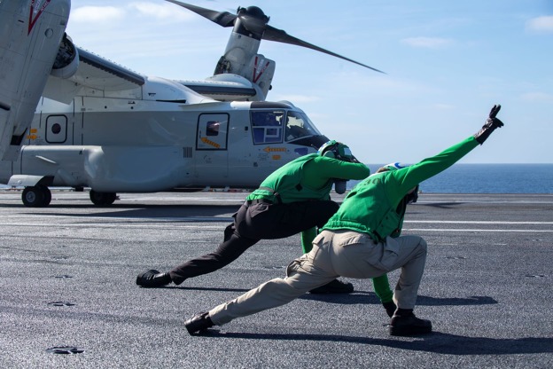 Tichý oceán (20. listopadu 2020). Námořníci přidělení k Fleet Logistics Multi-Mission Squadron (VRM 30) směrují letoun CMV-22B Osprey na letovou palubu jaderné letadlové lodi třídy Nimitz USS Carl Vinson (CVN 70). Je to poprvé, co letouny CMV-22B Osprey amerického námořnictva přistály na letadlové lodi Vinson v současné době provádí běžné námořní operace. (Foto amerického námořnictva od specialisty na masovou komunikaci 3. třídy Aarona T. Smitha)