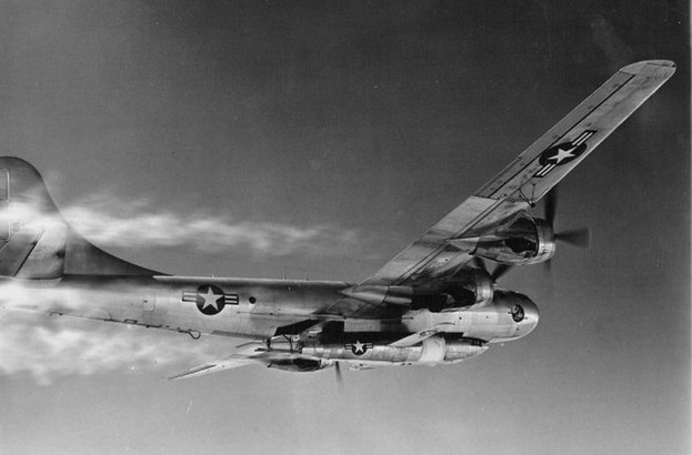 Mateřský letoun pro zkušební lety Bellu X-1A, upravený Boeing B-29 Superfortress. Foto: USAF