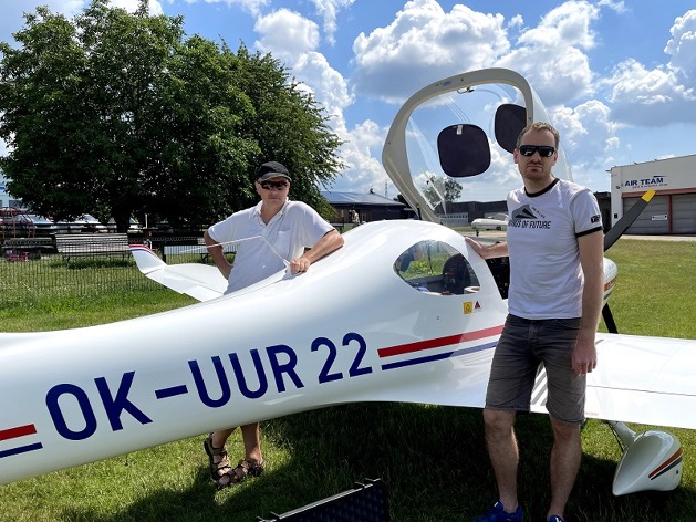 Petr Dvořák vpravo a pilot Ivo Jebáček z Leteckého ústavu FSI VUT