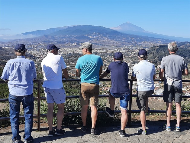 Charity Flyers s výhledem na horu Teide a přistávací dráhu Tenerife Norte