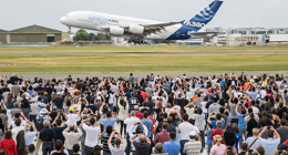 Le Bourget 2017: Airbus A380 při předváděcím letu. Zdroj: Siae