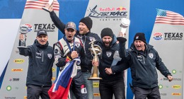 Martin Šonka se spolu s kolegy z týmu raduje z vítězství ve Fort Worth a především z titulu mistra světa. Foto: Team Šonka