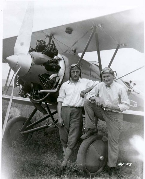 Walter Beech (vlevo) u letounu Travel Aire Z4D Cotton Duster