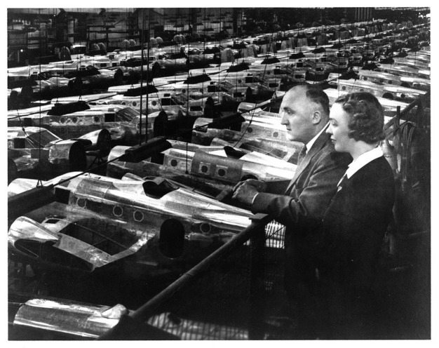 Walter Beech a Olive Ann Beech v tovární hale v době druhé světové války